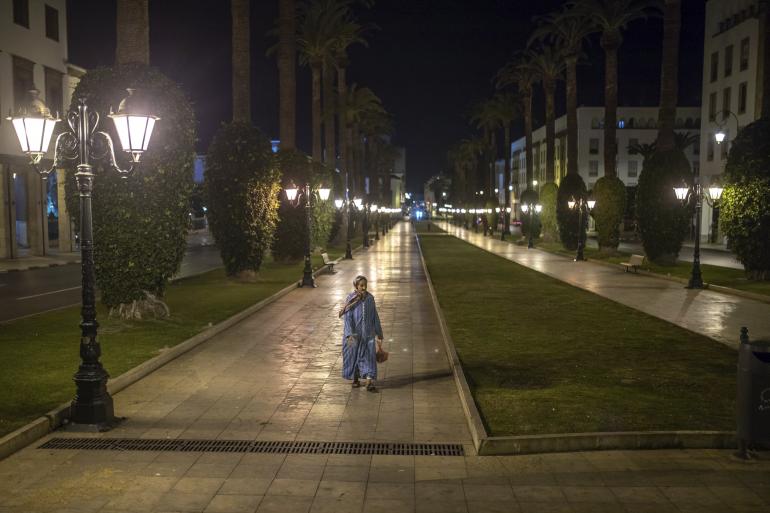 Prolongation de l’état d’urgence sanitaire jusqu’au 31 octobre 2 Une femme marchant dans les rues vides de Rabat pendant le couvre-feu, le 31 décembre 2020 © AP Photo/Mosa'ab Elshamy