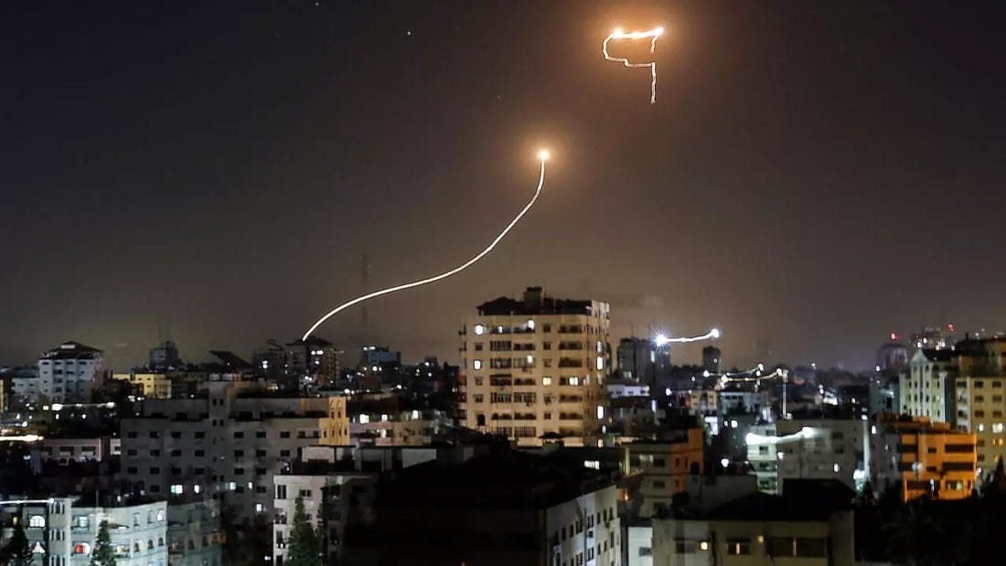 Les origines du conflit israélo-palestinien 2 Traînée de lumière alors que le système anti-missiles israélien, le «Dôme de fer», intercepte les roquettes lancées depuis la bande de Gaza, le 16 mai 2021 ©️ AFP