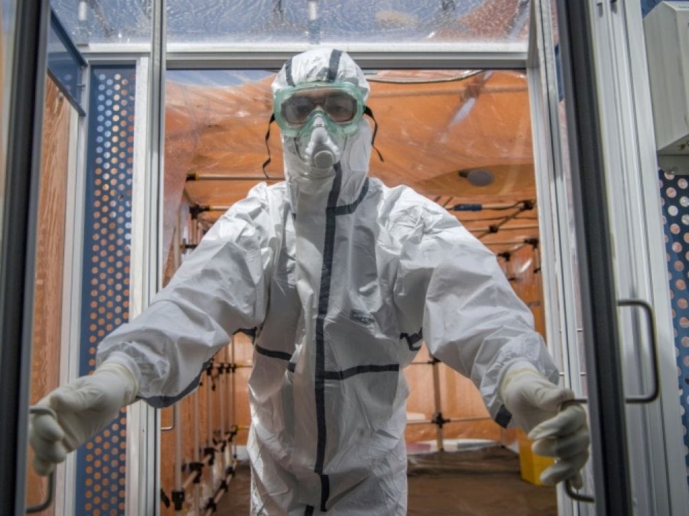 Les médecins annoncent une grève, des boycotts et un sit-in 2 Un membre de l'équipe médicale de l'hôpital militaire de la capitale Rabat au Maroc, le 15 avril 2020 © AFP