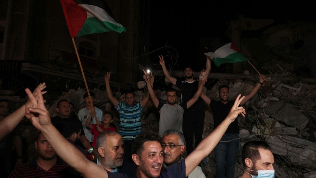 Gaza : entrée en vigueur d'un cessez-le-feu fragile 2 Des Palestiniens célèbrent le cessez-le-feu conclu entre Israël et le Hamas, le 20 mai 2021 à Gaza © AFP