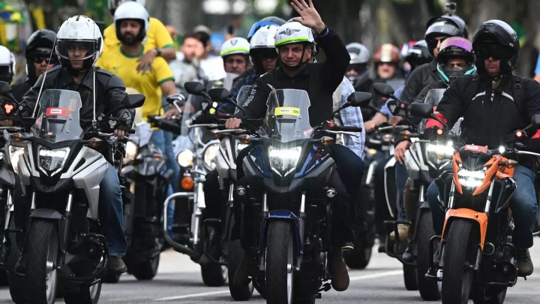 En pleine pandémie, Bolsonaro à la tête d'une manifestation à moto 2 Le président brésilien Jair Bolsonaro salue ses partisans lors d'une parade à moto, le 23 mai 2021 © AFP
