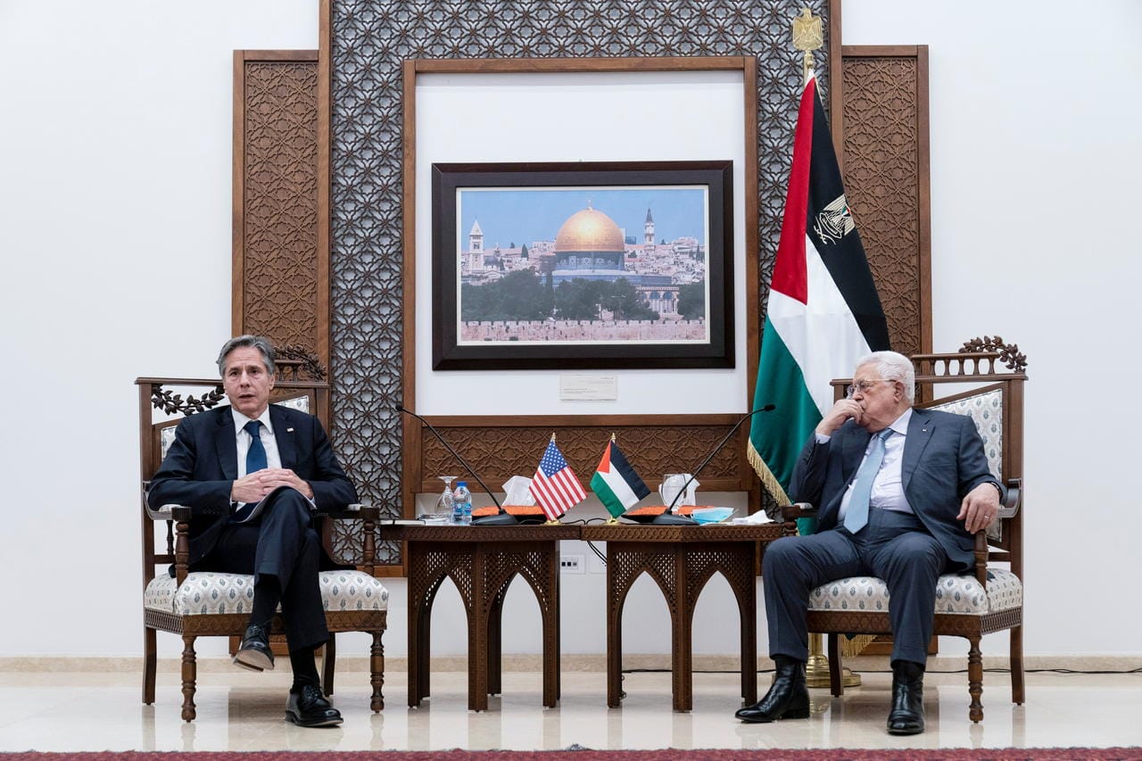 Le secrétaire d'État américain, Antony Blinken, s'exprime lors d'une conférence de presse conjointe avec le président de l'Autorité palestinienne, Mahmoud Abbas, dans la ville de Ramallah, en Cisjordanie, le 25 mai 2021 © Reuters