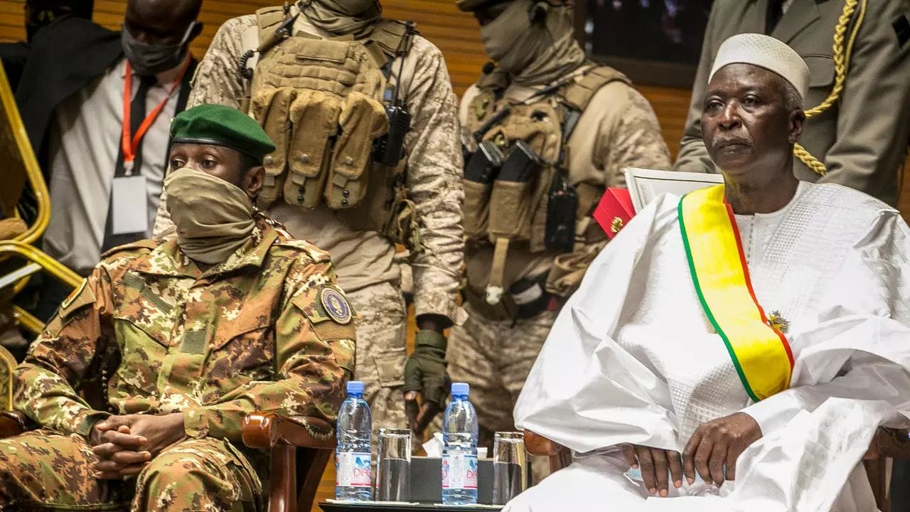 Le président de la transition malienne, Bah Ndaw (à droite), et le vice-président, Assimi Goïta (à gauche), lors de la cérémonie d'inauguration au CICB (Centre International de Conférences de Bamako) à Bamako, le 25 septembre 2020 © AP