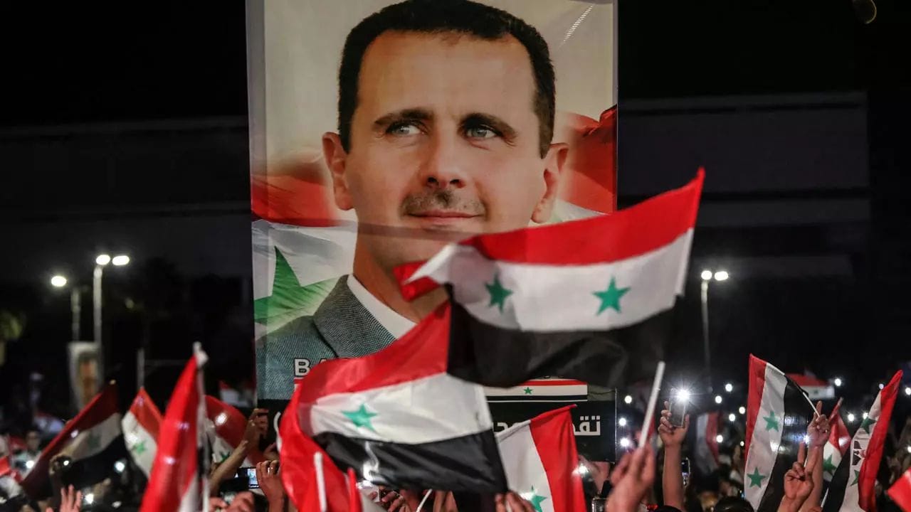 Des partisans de Bachar al-Assad fêtent l'annonce de sa victoire dans les rues de Damas, le 27 mai 2021 © Louai Beshara, AFP