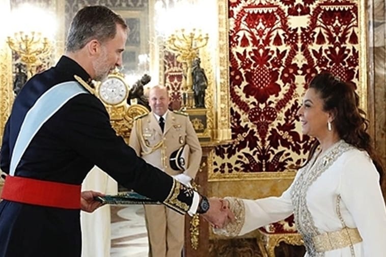 Karima Benyaich, ambassadrice du Maroc &agrave; Madrid saluant le Roi d'Espagne Felipe VI &copy; DR