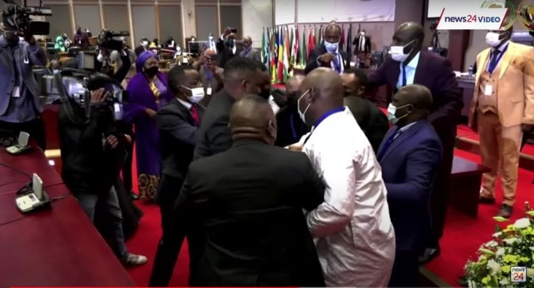 L’élection du bureau a viré au pugilat, le 31 mai 2021, à Midrand, en Afrique du Sud @ Capture d'écran News24 / DR