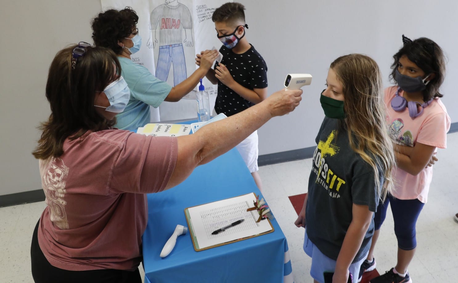 Des professeurs de sciences enregistrent les élèves avant une session d'été dans une école de Wylie, au Texas © Associated Press