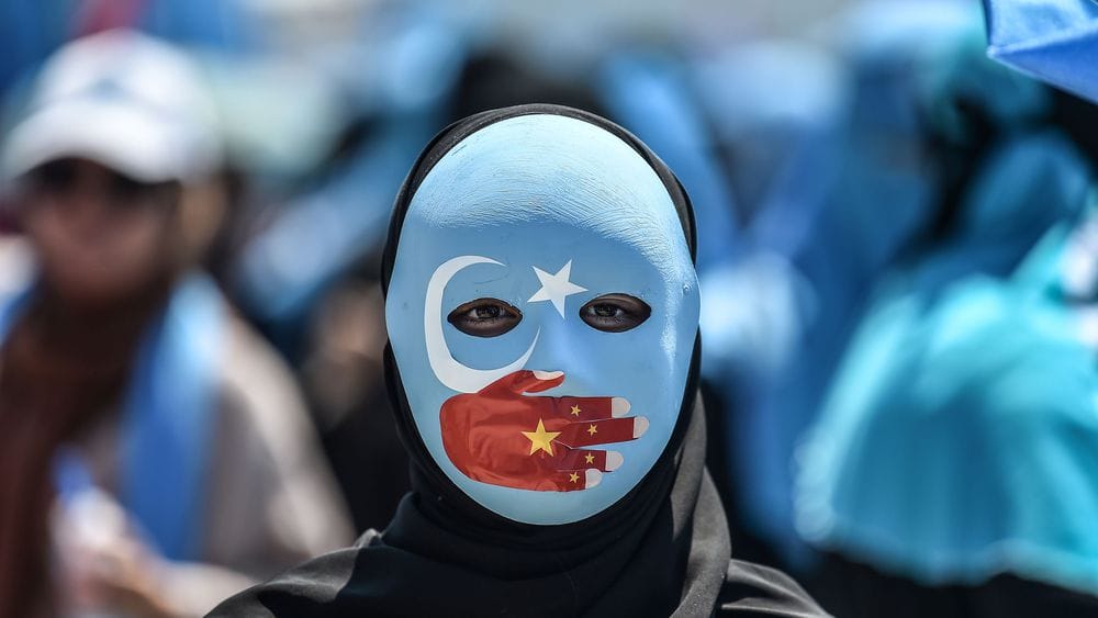 Une manifestante à Istanbul en Turquie en soutien aux musulmans ouïghours, le 5 juillet 2018, devant le consulat chinois © AFP