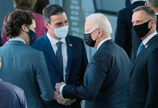  Joe Biden et Pedro Sánchez ont une brève conversation d'environ 30 secondes dans un couloir de l'OTAN © Europa Press / EP