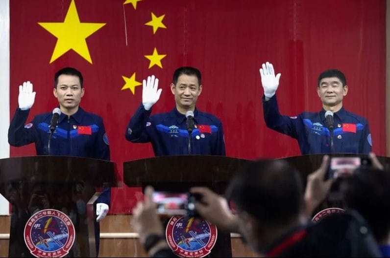 Les trois astronautes Chinois en mission dans une station spatiale © DR