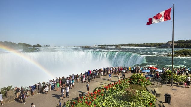 Quand et comment peut-on se rendre au Canada ? 2 Des touristes contemplent les chutes de Niagara, en Ontario © Istock