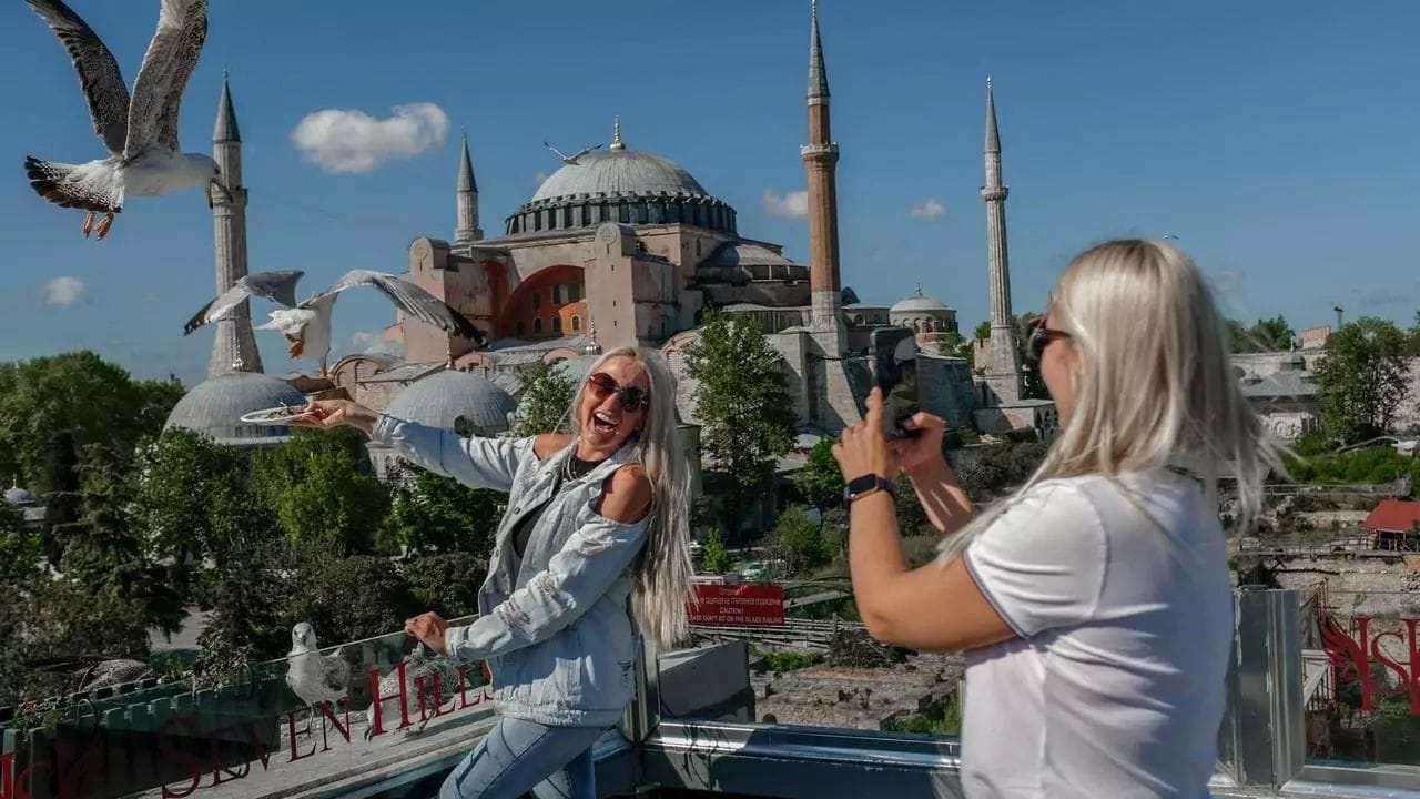 Une touriste ukrainienne pose pour une photo près de la mosquée Sainte-Sophie à Sultanahmet à Istanbul, le 9 mai 2021 © AFP