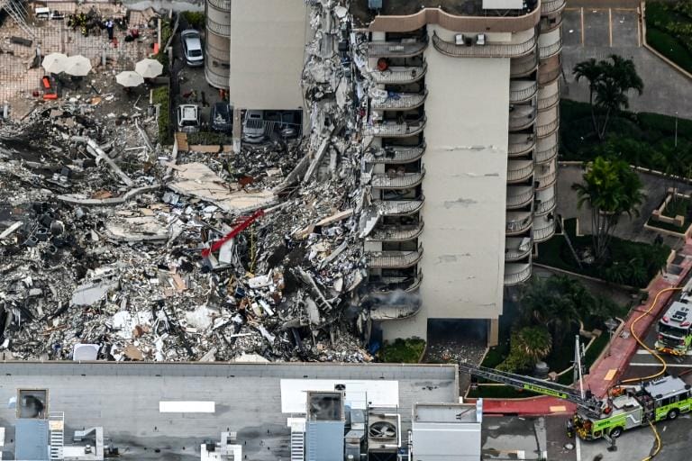 Vue aérienne de l'effondrement d'un immeuble à Surfside, le 24 juin 2021 à Miami Beach, en Floride © AFP