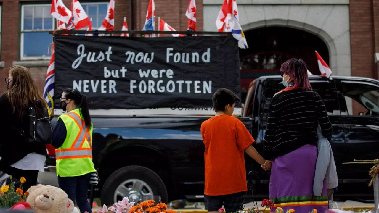 Les hommages se sont multipliés après la découverte de 215 dépouilles d'enfants à proximité du site d'un ancien pensionnat autochtone, au Canada. © Cole Burston, AFP