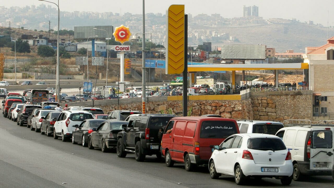 Des voitures font la queue près d'une station-service en attendant de faire le plein à Damour, au sud de Beyrouth, le 25 juin 2021. © Aziz Taher, Reuters