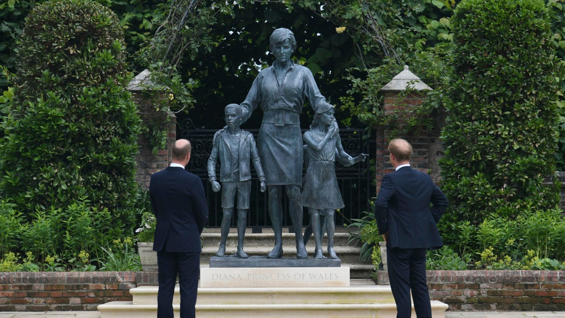 Kensington Palace : les princes Harry et William dévoilent la statue de la princesse Diana