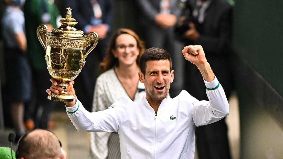 Novak Djokovic brandit le trophée de Wimbledon ce dimanche, son vingtième titre du Grand Chelem. Le Serbe est désormais l'égal de Roger Federer et de Rafael Nadal © Melville/Reuters