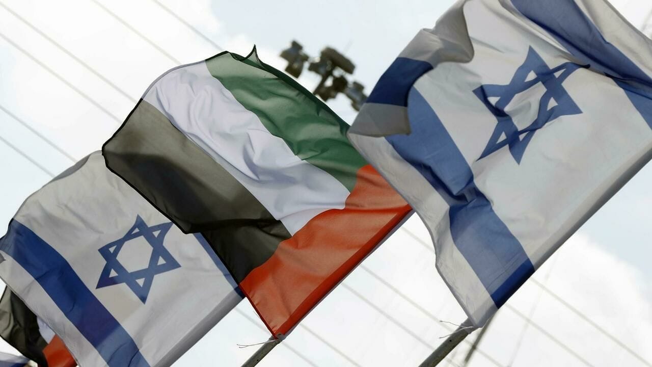 Les drapeaux d'Israël et des Emirats arabes unis flottant le long d'une route à Netanya, en Israël, le 16 août 2020 © Jack Guez/AFP