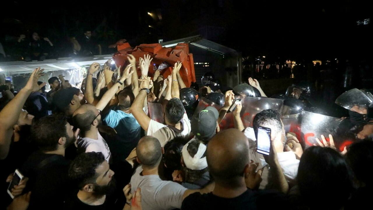 Des Libanais dressent une barricade lors d'une manifestation devant un ministre accusé de blocage dans l'enquête sur l'explosion au port de Beyrouth, le 13 juillet 2021. © Mohamed Azakir, Reuters