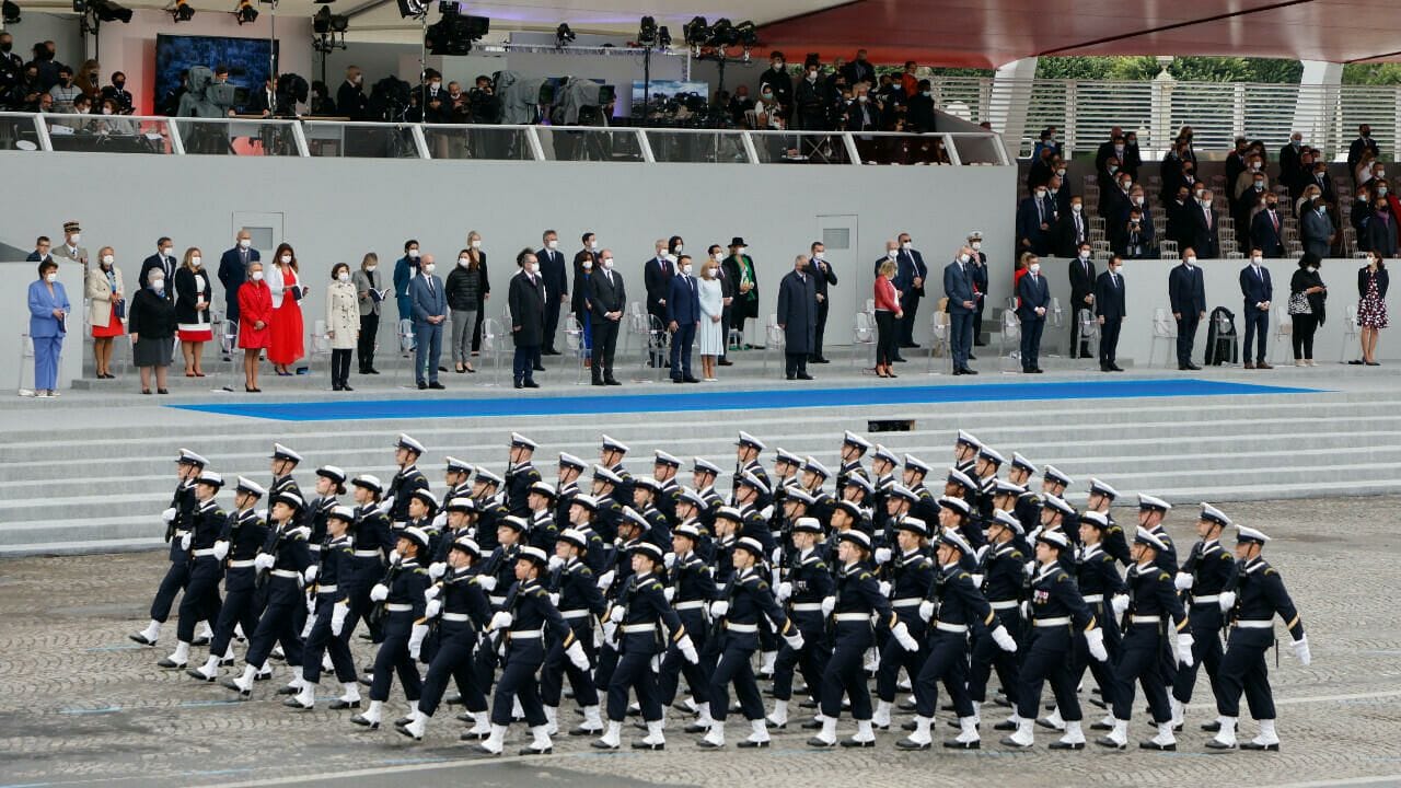 Les étudiants de l'école navale défilent devant la tribune présidentielle, le 14 juillet 2012 sur les Champs-Elysées, à Paris. © Ludovic Marin, AFP