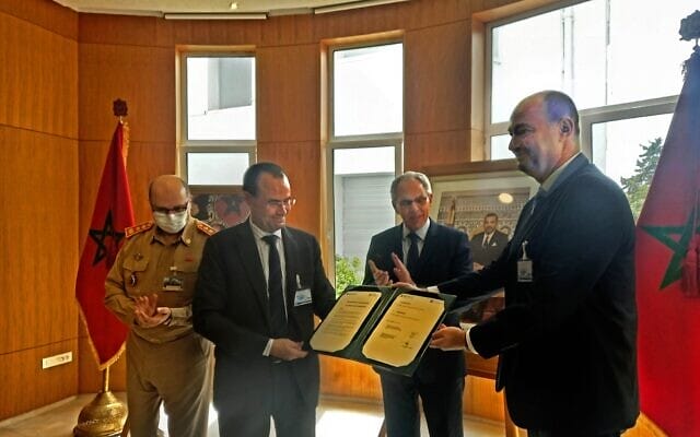 Israël et le Maroc signent un accord de coopération en matière de cybersécurité 2 Yigal Unna, le directeur général de la cyber-direction israélienne, son homologue marocain le général El Mostafa Rabiî, et Abdellatif Loudiyi, ministre délégué chargé de l’Administration de la Défense nationale, signent un accord de coopération en matière de cybersécurité à Rabat, en juillet 2021 © DR