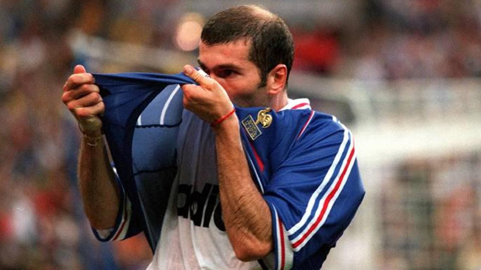 Zinédine Zidane lors de la finale de la Coupe du monde de football face au Brésil, le 12 juillet 1998 au Stade de France à Saint-Denis © AFP