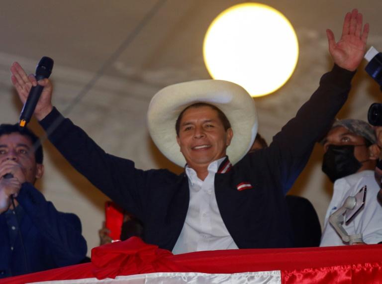 Pedro Castillo, président élu du Pérou, fête sa victoire depuis le balcon du siège de son parti à Lima, le 19 juillet 2021 © AFP