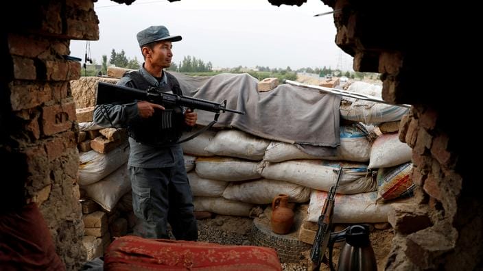 L’Afghanistan aux mains des talibans 2 Un policier afghan, en train de monter la garde à Kaboul (Afghanistan) © Reuters