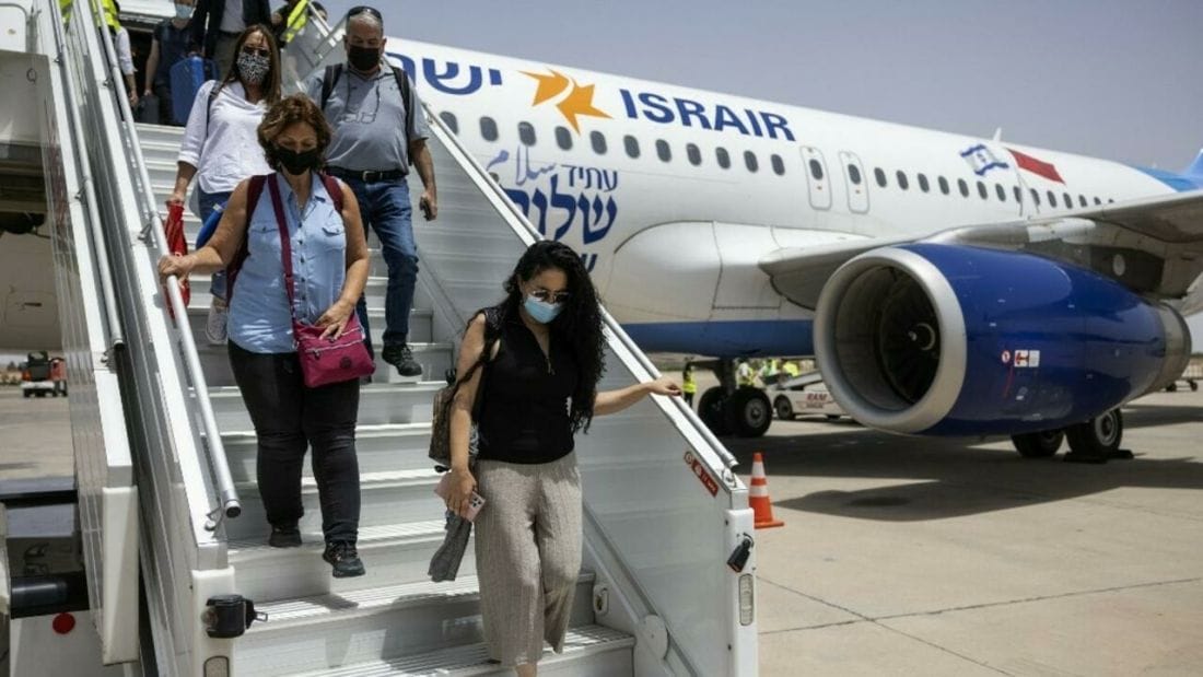 Israël-Maroc : les premiers vols commerciaux directs ont atterri à Marrakech 2 Des touristes israéliens débarquent à Marrakech, le 25 juillet 2021 © AFP