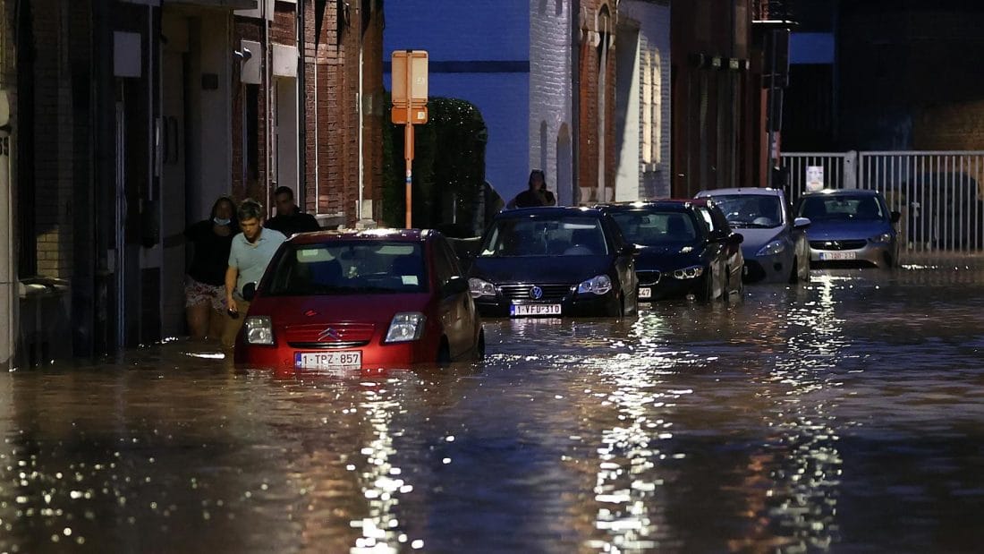 Belgique : une rivière de boue envahit la ville de Dinant
