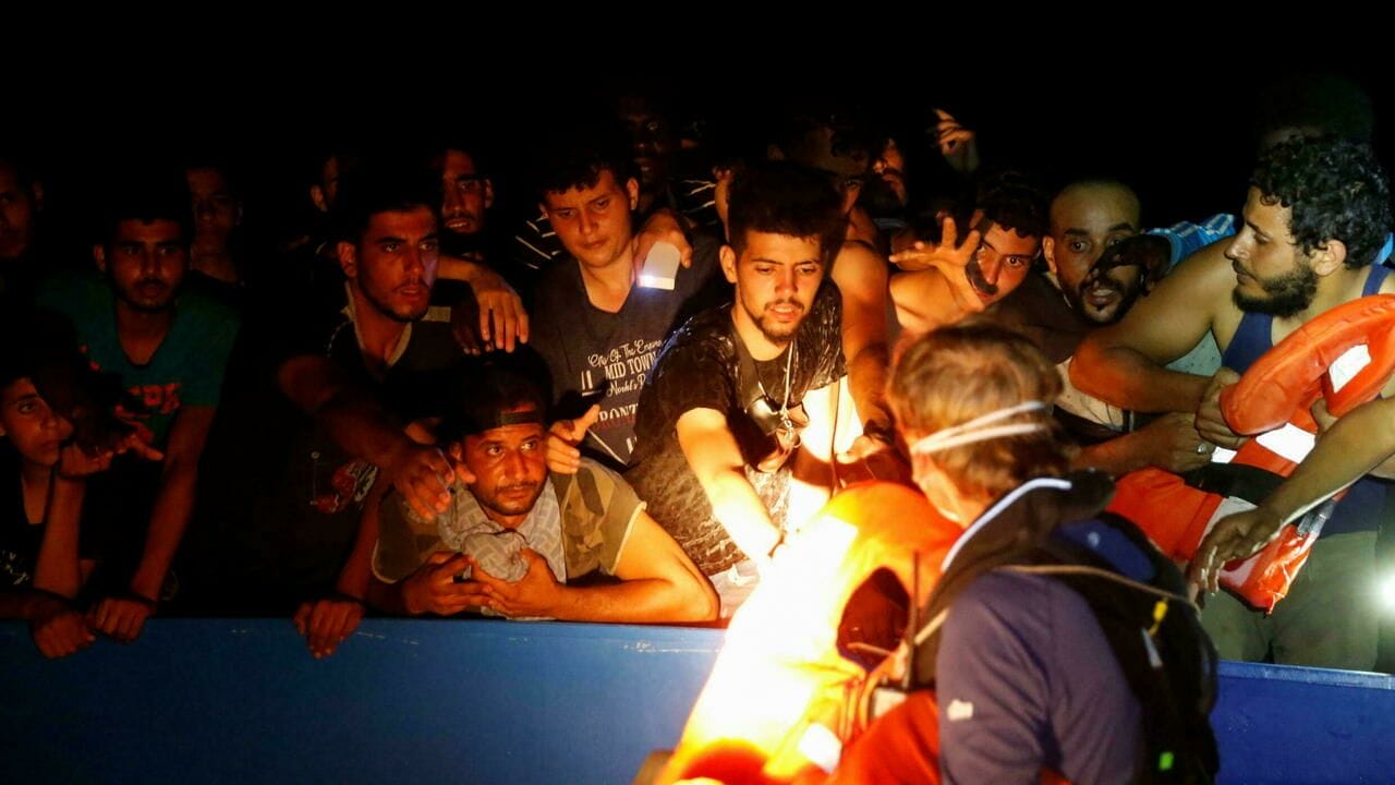 Un membre d'équipage du navire de sauvetage Sea-Watch 3 distribue des gilets de sauvetage lors d'une opération de sauvetage de migrants dans les eaux internationales au large des côtes tunisiennes, dans l'ouest de la mer Méditerranée, le 1er août 2021. © Darrin Zammit, Reuters