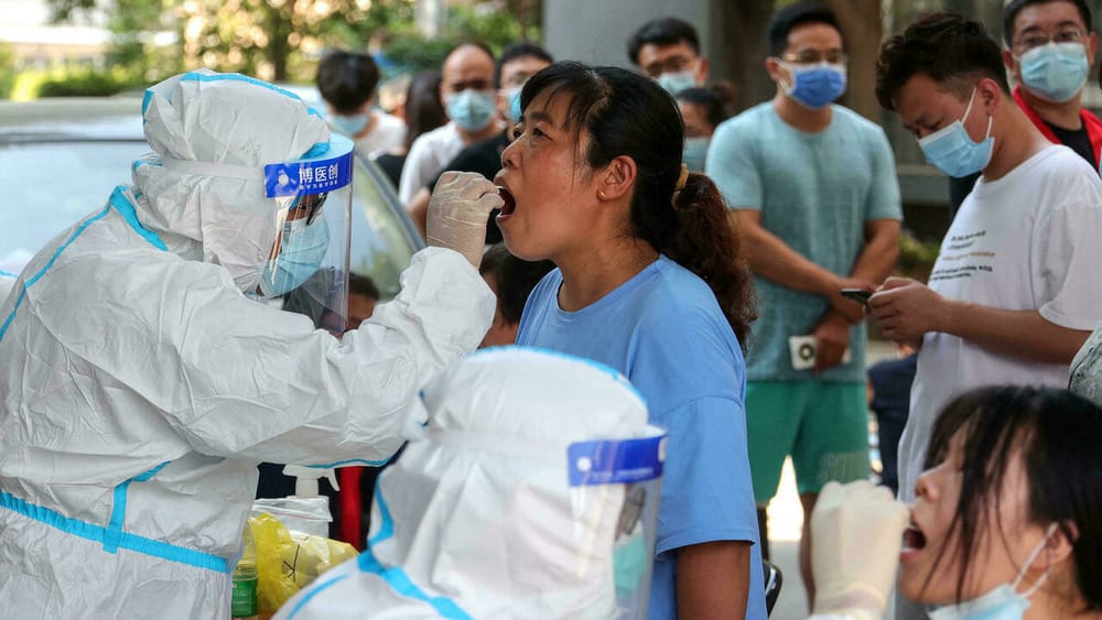 Les tests PCR ont fait leur retour en Chine, comme ici à Zhengzhou le 31 juillet 2021. © AFP