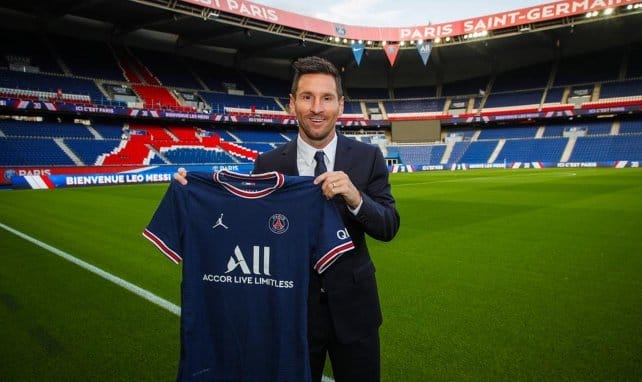 Lionel Messi pose avec son nouveau maillot du PSG au Parc des Princes © Maxppp