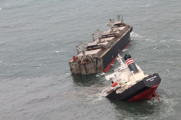 Japon : un cargo panaméen se brise en deux 2 Photo aérienne du Crimson Polaris coupé en deux après son naufrage, publiée le 12 août 2021 par les garde-côtes japonais © AFP