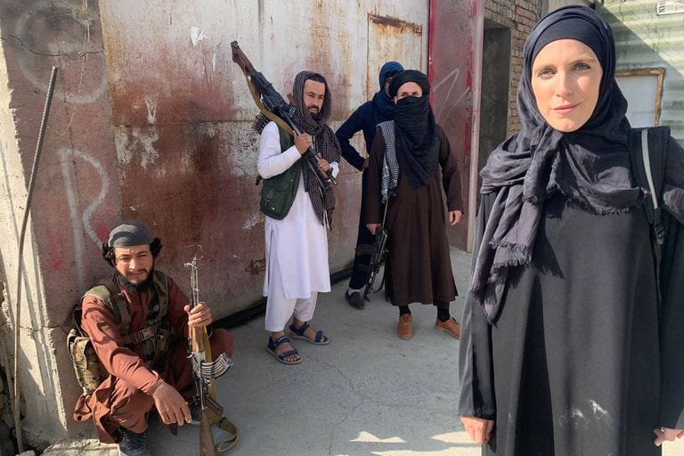 Clarissa Ward, une journaliste qui se balade dans les rues afghanes 2 Clarissa Ward © Twitter