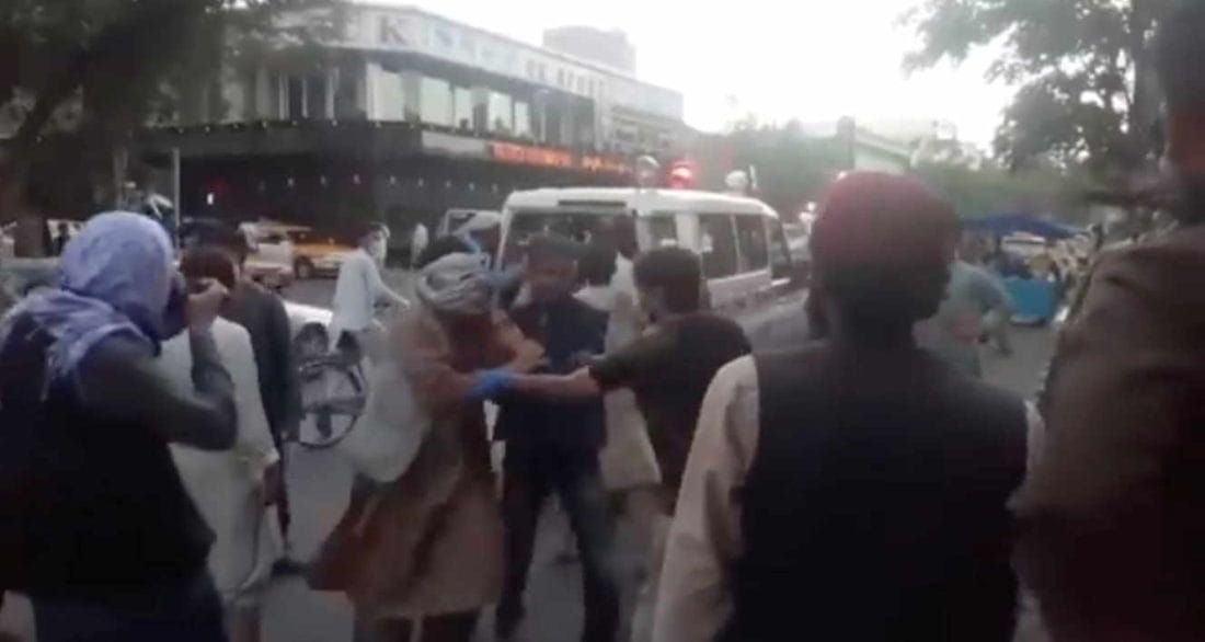 La situation se dégrade dangereusement à Kaboul 2 Des blessés de l’explosion arrivent à un hôpital de Kaboul, jeudi 26 août 2021 © ASVAKA NEWS / ASVAKA NEWS VIA REUTERS