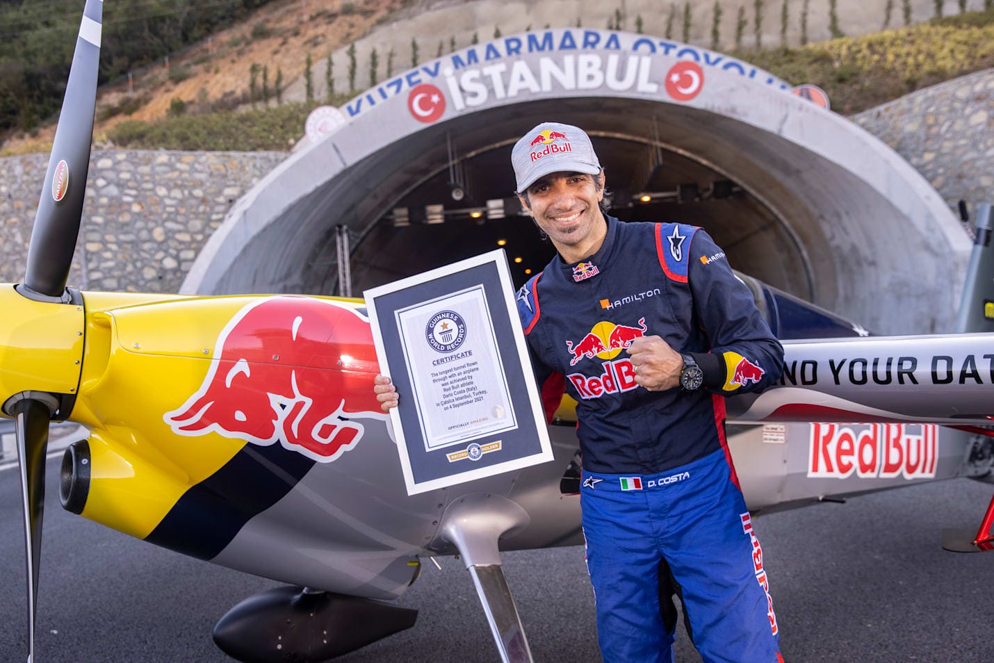 Le pilote italien Dario Costa avec sa certification de Guinness © Nuri Yilmazer pour Red Bull Content Pool