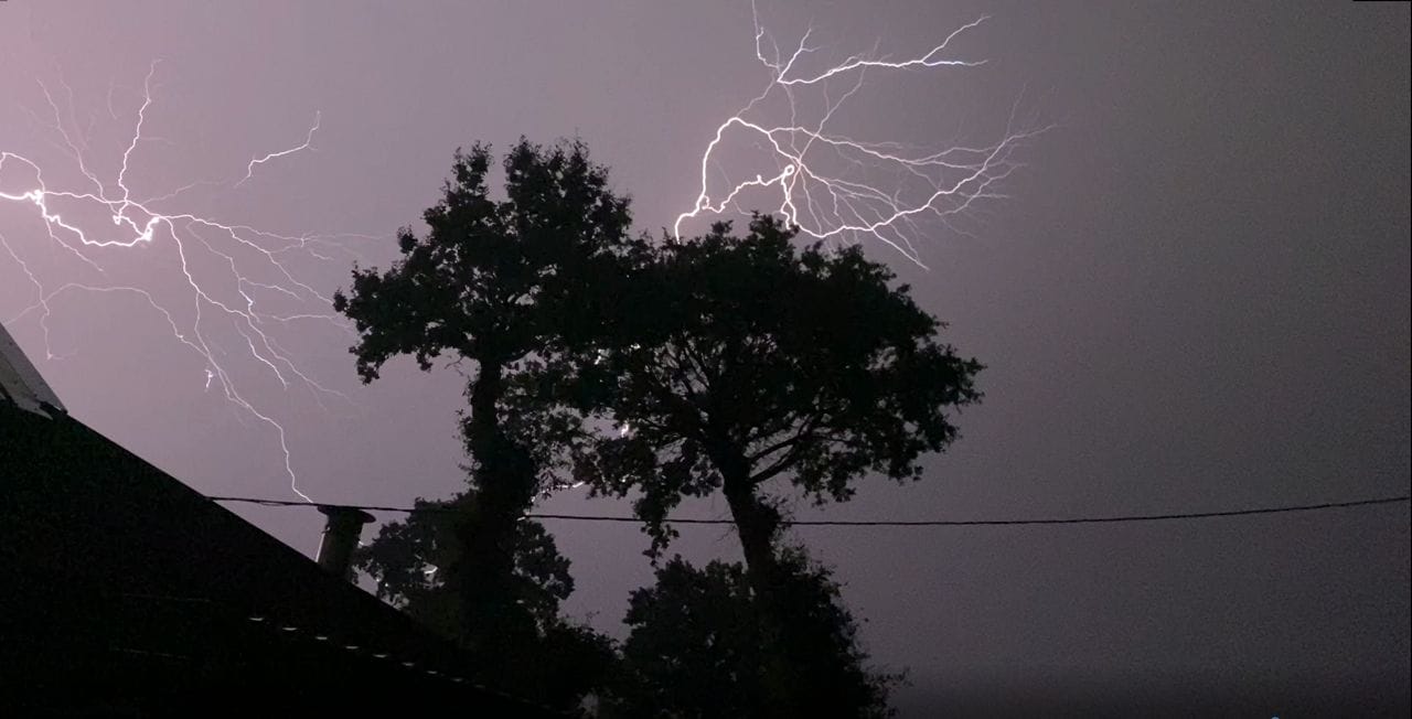 Bruno Saint-Louis, habitant de Noyal-Pontivy (Morbihan) a filmé les forts orages, dans la nuit du mardi 7 au mercredi 8 septembre 2021. (©Bruno Saint-Louis)