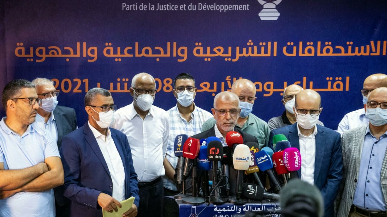 Des membres du Parti de la justice et le développement (PJD) lors d'une conférence de presse à Rabat pour annoncer la démission de son président Saad Dine El Otmani et de tous les membres de son secrétariat général, le 9 septembre 2021 © Fadel Senna, AFP