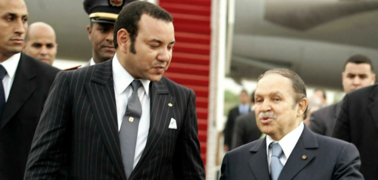 Le roi Mohammed VI en compagnie du défunt Abdelaziz Bouteflika lors du sommet de la Ligue arabe en 2005 à Alger © Reuters