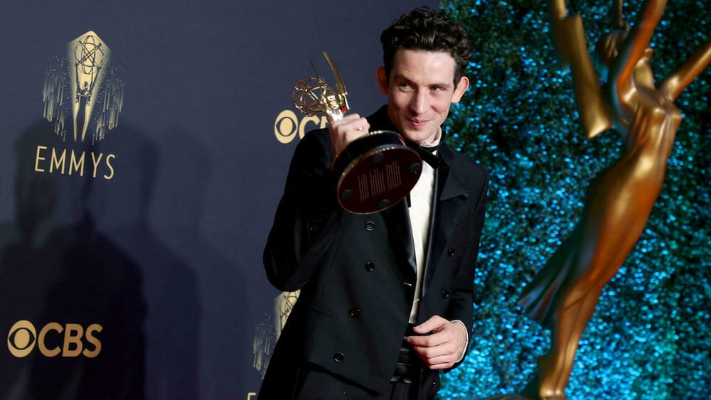 Josh O'Connor, lauréat du prix du meilleur acteur principal dans une série dramatique pour "The Crown", pose dans la salle de presse lors de la 73e cérémonie des Primetime Emmy Awards au L.A. LIVE, le 19 septembre 2021, à Los Angeles, Californie. © Getty Images via AFP - Rich Fury