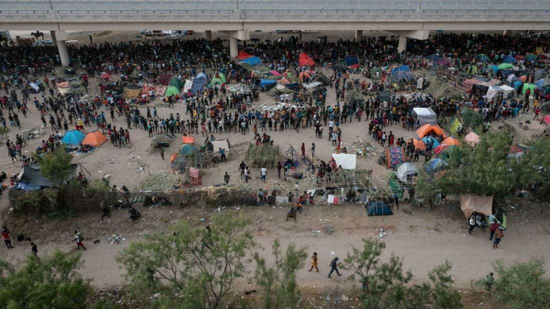 Texas : l'administration Biden accélère l'expulsion des migrants 2 Des milliers de migrants campent sous un pont de Del Rio au Texas à proximité de la frontière mexicaine, le 18 septembre. © Adrees Latif, Reuters