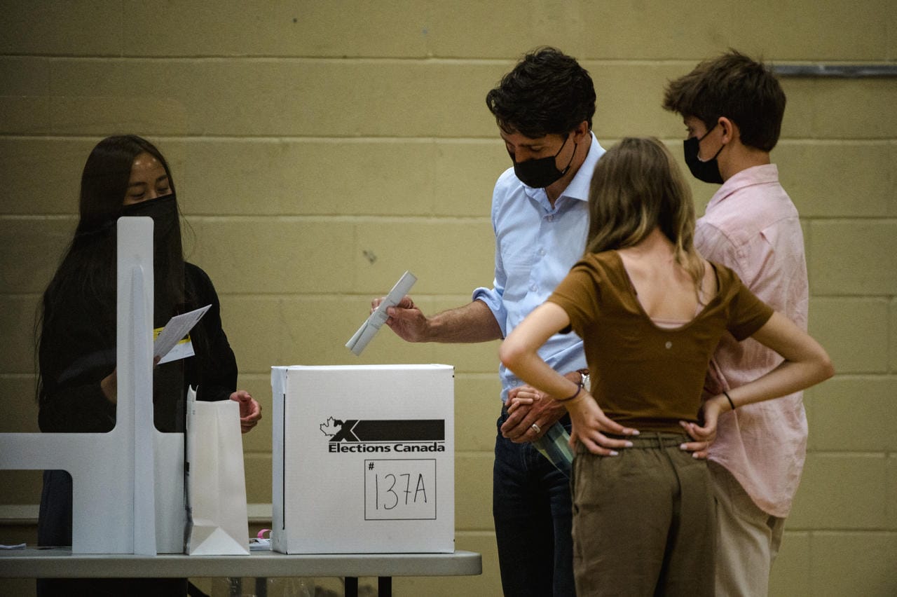 000_9n84x8 Justin Trudeau, Premier ministre canadien, vote sous le regard de sa famille, lors des élections législatives, à Montréal, au Canada, le 20 septembre 2021 © AFP