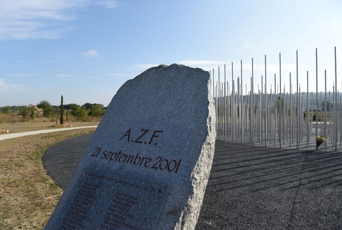 Pierre portant le nom des victimes de la catastrophe d'AZF, lors de la commémoration organisée le 21 septembre 2016 © AFP