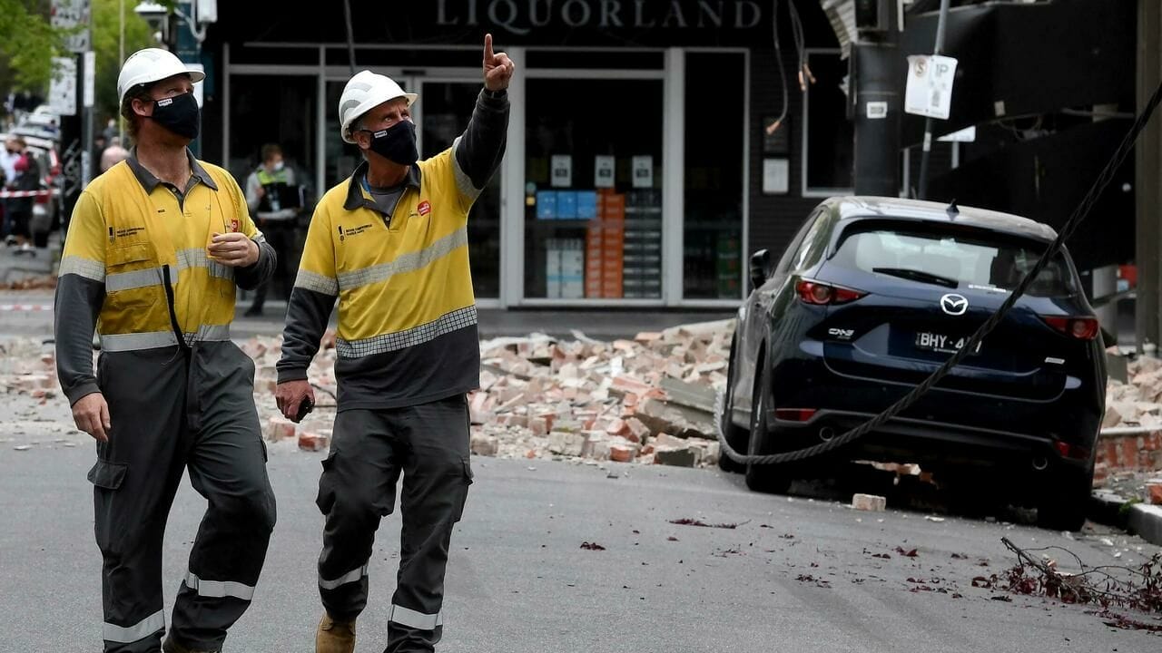 Des secouristes examinent un bâtiment endommagé dans le quartier commercial de Chapel Street, à Melbourne, le 22 septembre 2021. © William West, AFP