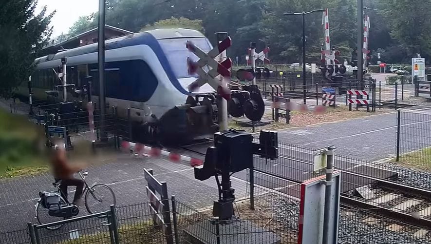 Vidéo choc d'une femme qui échappe miraculeusement à un train 2 Capture d'écran © DR