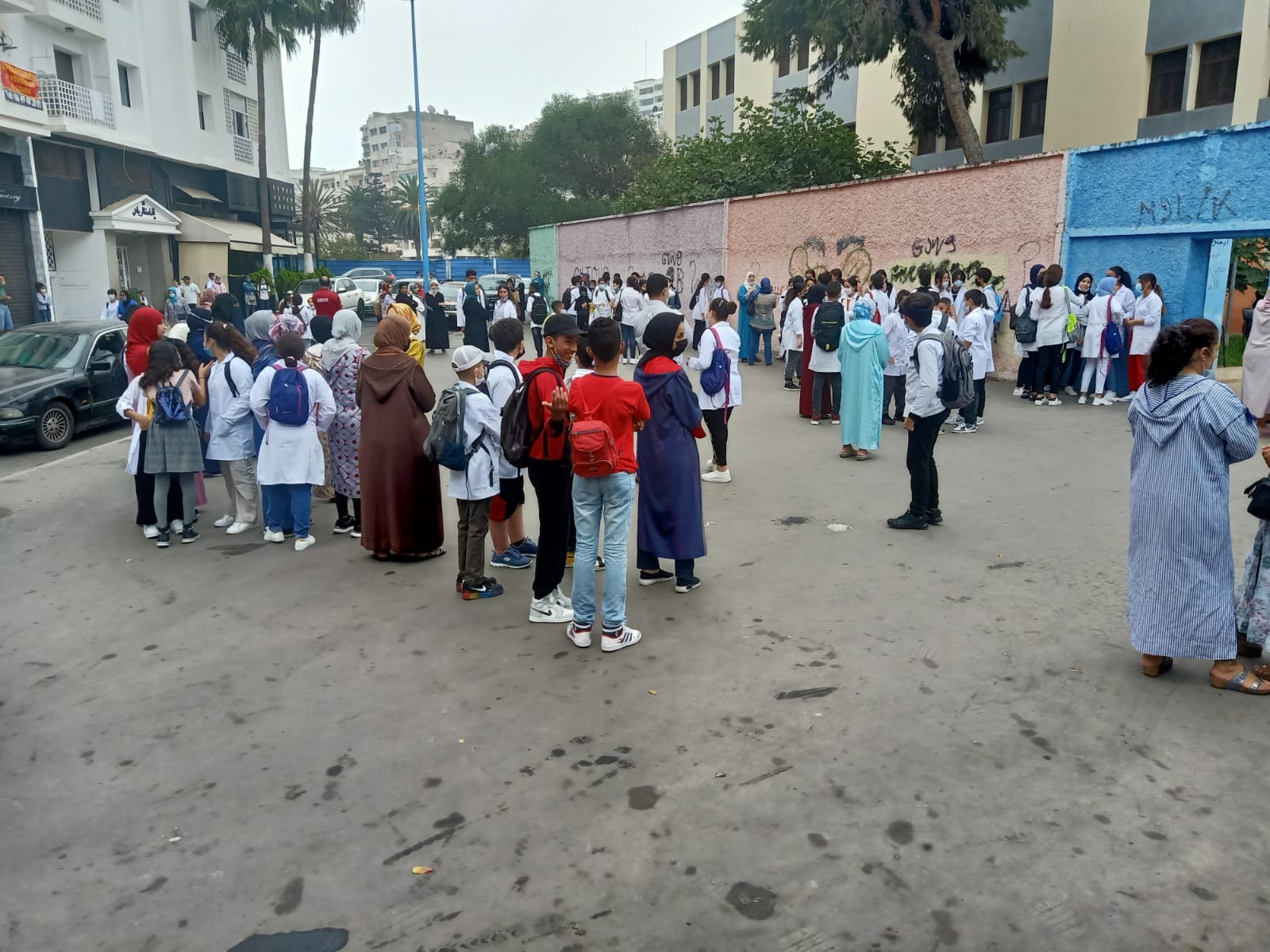 Les enfants du collège Badr à la sortie de leur écoles © LeBrief.ma