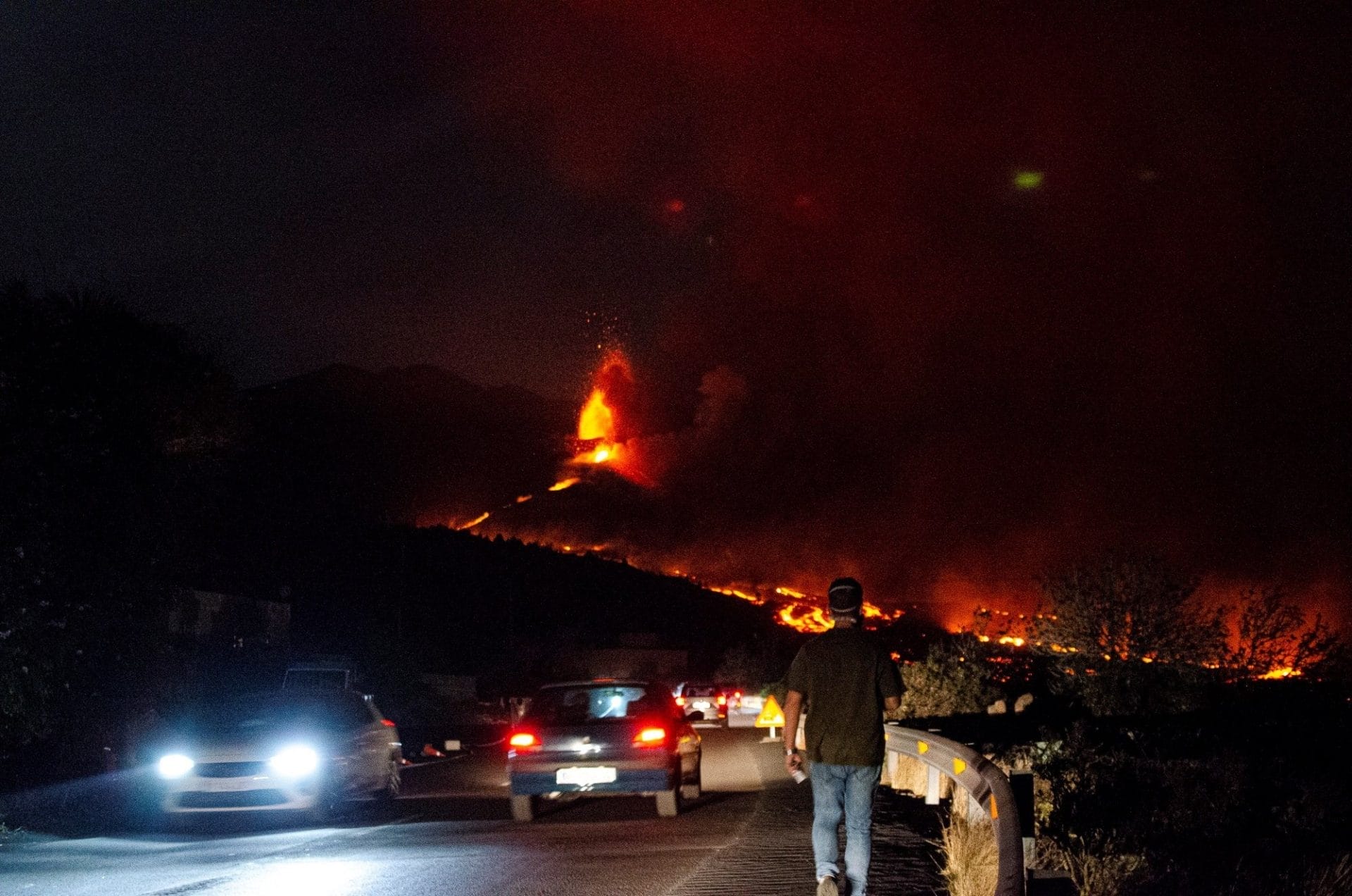 La Palma : une rivière de lave s’écoule du volcan plus d’un mois après le début de l’éruption