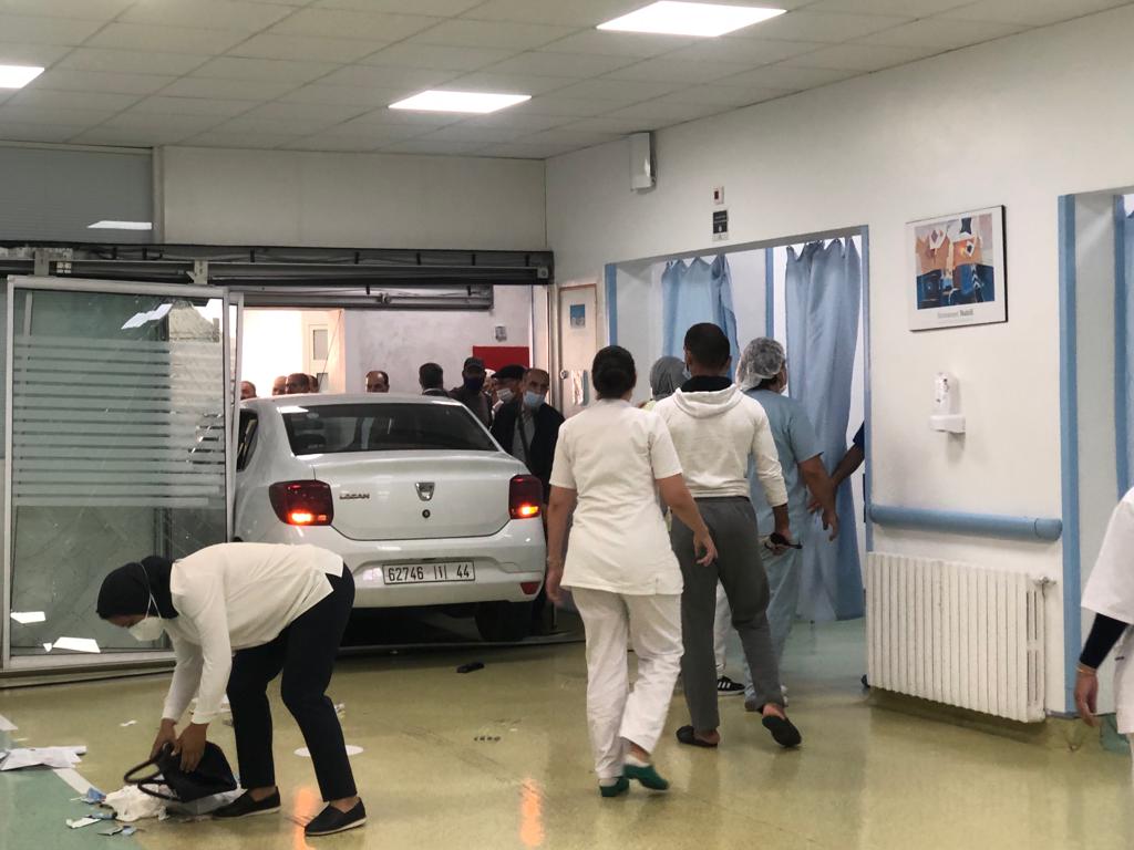 Une voiture fonce à l'intérieur de l'hôpital Cheikh Zaid à Rabat 2 Hôpital