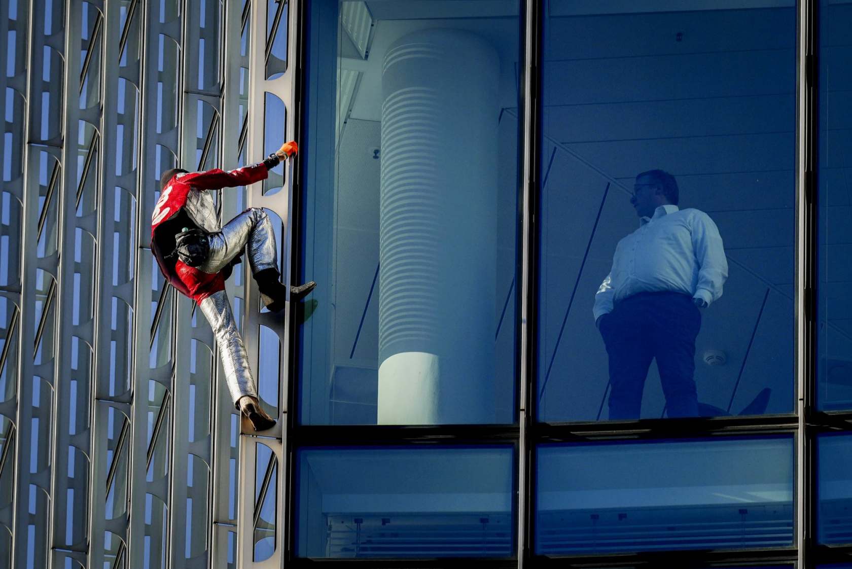 Allemagne : le Spiderman français escalade une tour de 153m à Francfort